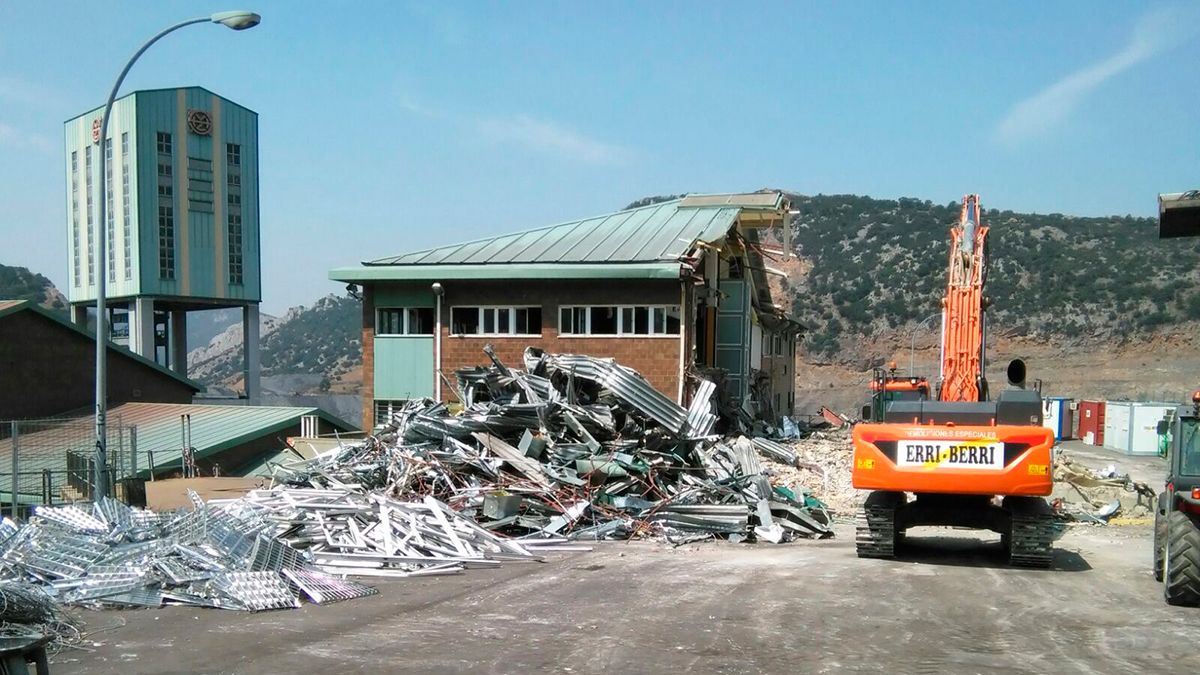 Derribo del edificio de oficinas del Pozo Aurelio en Santa Lucía de Gordón. | L.N.C.