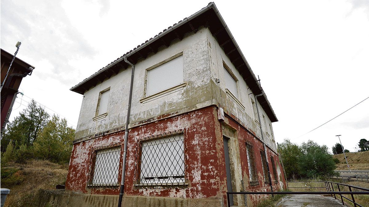 El bar Ay! es el único que permanece como estaba en el año 1975 pese a que la zona se ha urbanizado... Se cerró a cal y canto y así sigue. | DANIEL MARTÍN