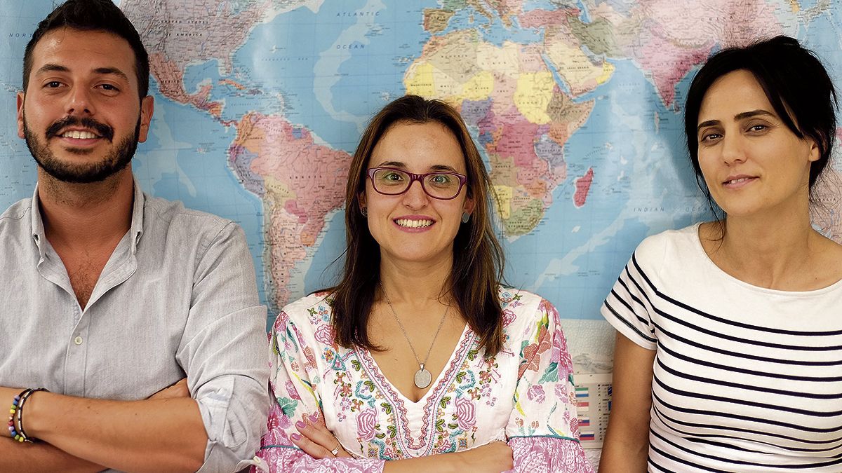 Darío, Natalia y Noelia, tres de los diez trabajadores con los que cuenta Accem en León y que han trabajado directamente con los refugiados. | DANIEL MARTÍN