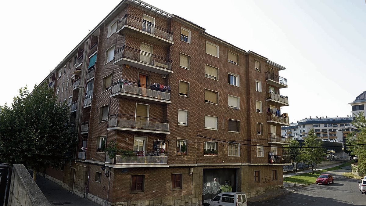 En un piso de este bloque los bomberos intervinieron para apagar una hoguera. | MAURICIO PEÑA En un piso de este bloque los bomberos intervinieron para apagar una hoguera. | MAURICIO PEÑA