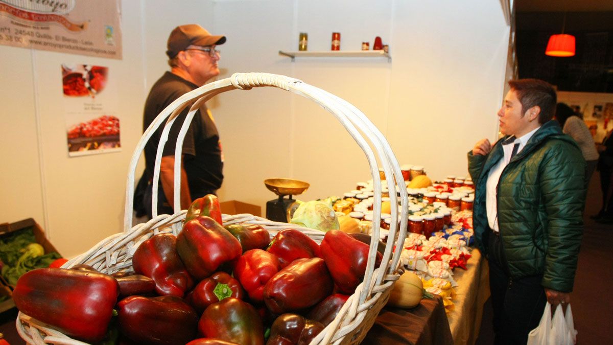 Venta de pimiento en un puesto de la Feria de Carracedelo, imagen de archivo. | CÉSAR SÁNCHEZ (ICAL)