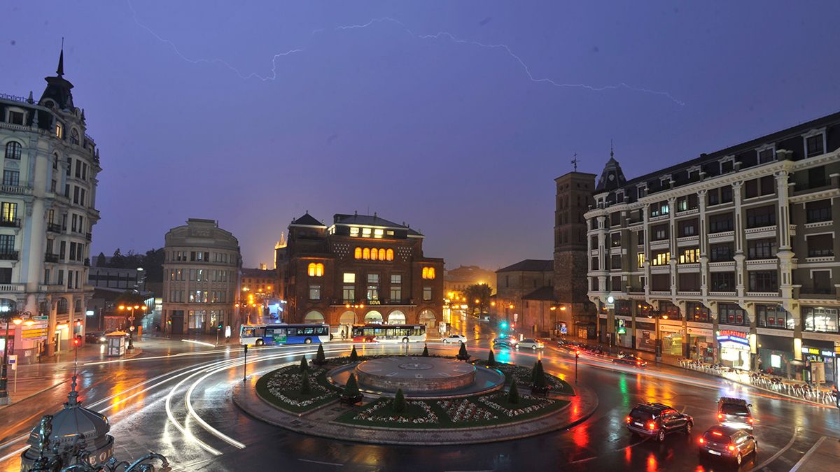 Imagen de archivo de una tormenta en León. | DANIEL MARTÍN