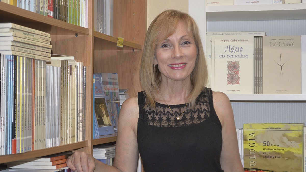 Amparo Carballo  en la librería Solana de Ponferrada que regenta.