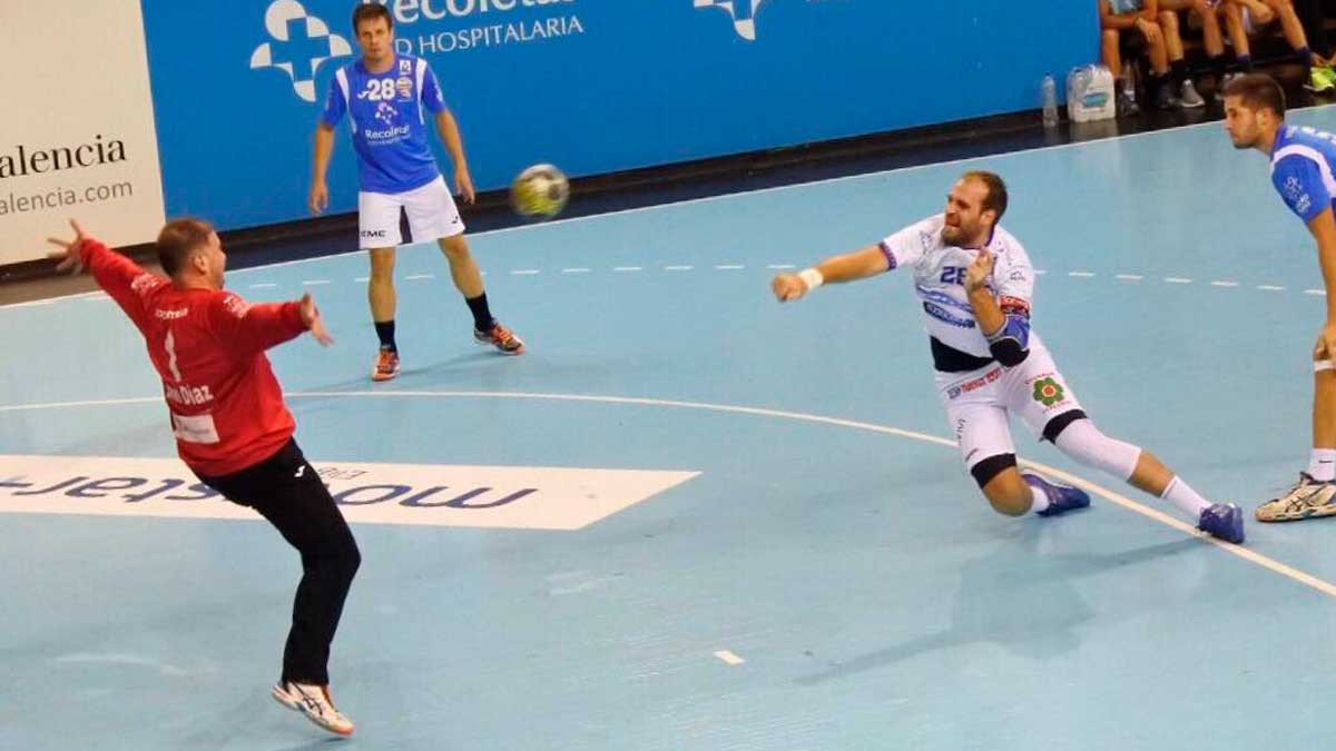 Pesic se dispone a superar a Xavi Díaz durante el encuentro. | @ADEMARLEON