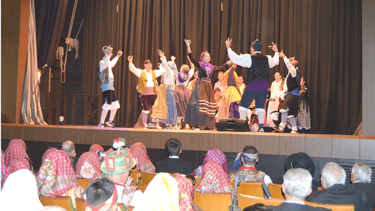 Un momento de la actuación del grupo Xinglar en el Festival Folclórico de Astorga. | P.F.