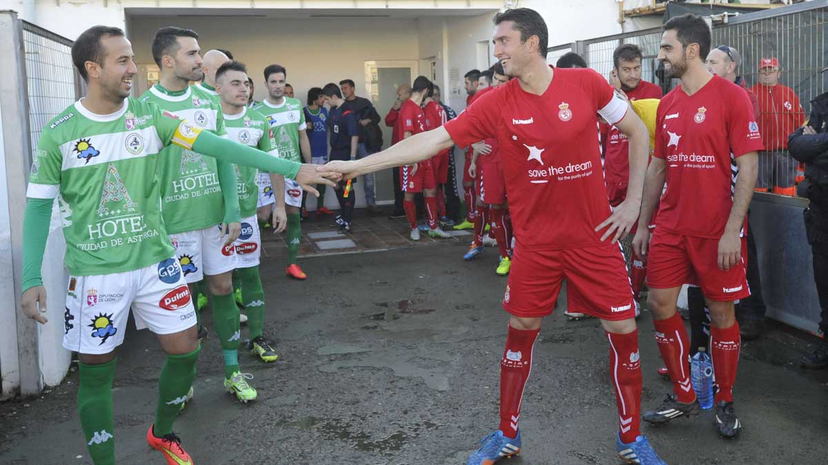 Porfirio disputa un balón a Peláez en la ida del Astorga - Cultural, que se disputará en la penúltima jornada. | DANIEL MARTÍN