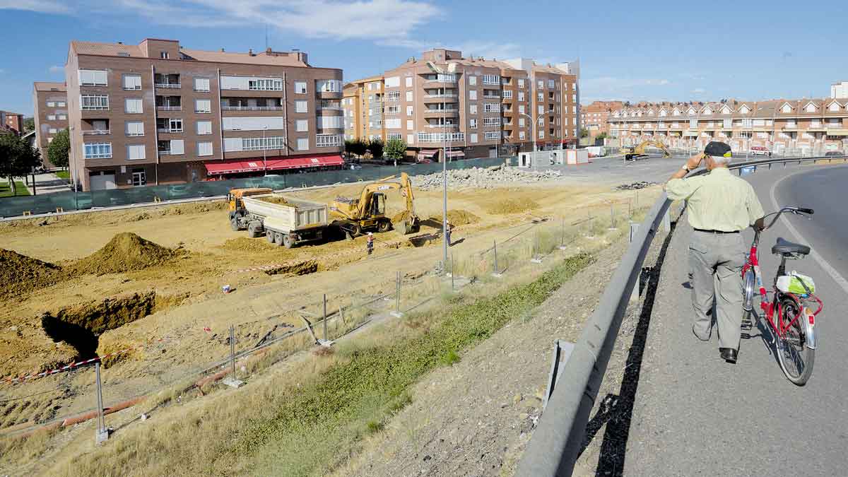 Aspecto que presentan las obras para la construcción del nuevo supermercado Lidl en Trobajo del Camino. | MAURICIO PEÑA