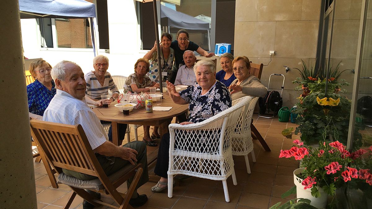 Usuarios de Alzheimer León en su terraza de verano. | L.N.C.