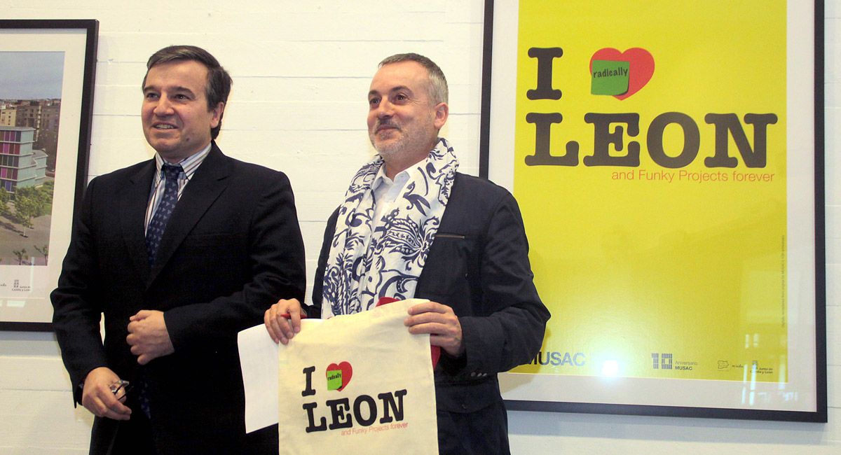 El director de Políticas Culturales, José Ramón Alonso, y el director del Musac, Manuel Olveira, durante la presentación. | PEIO GARCÍA (ICAL).