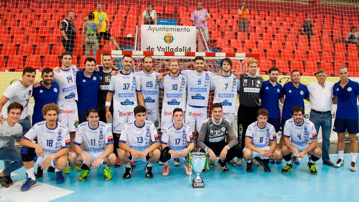 El Ademar, con el título de campeón de la Copa de Castilla y León. | @ADEMAR