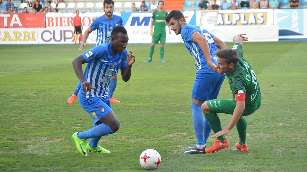 Yac conduce el balón y sortea a un rival durante el partido ante el Racing de Ferrol. | ALEJANDRO CARDENAL