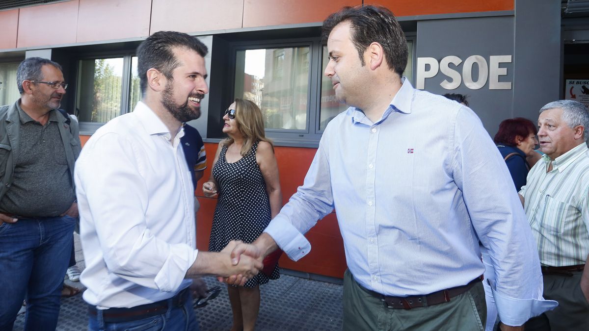 Luis Tudanca y Tino Rodríguez, el 3 de julio en la sede del PSOE de León. | ICAL