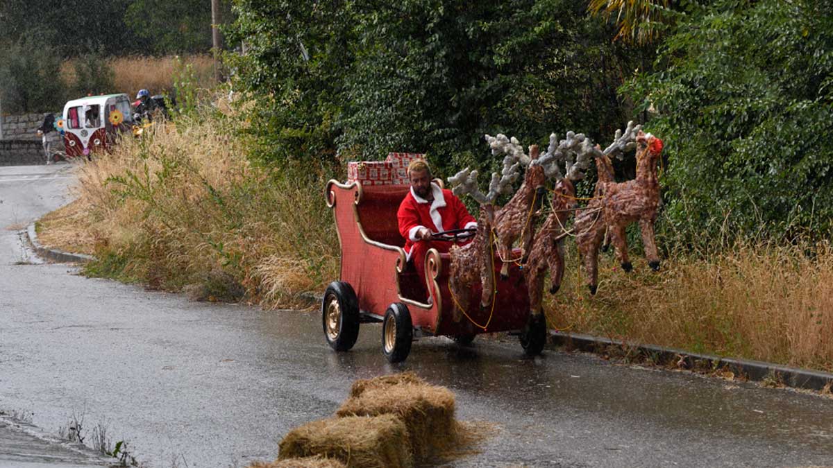 Un auto loco muy navideño en pleno verano. | LORENZO TASCÓN Un auto loco muy navideño en pleno verano. | LORENZO TASCÓN