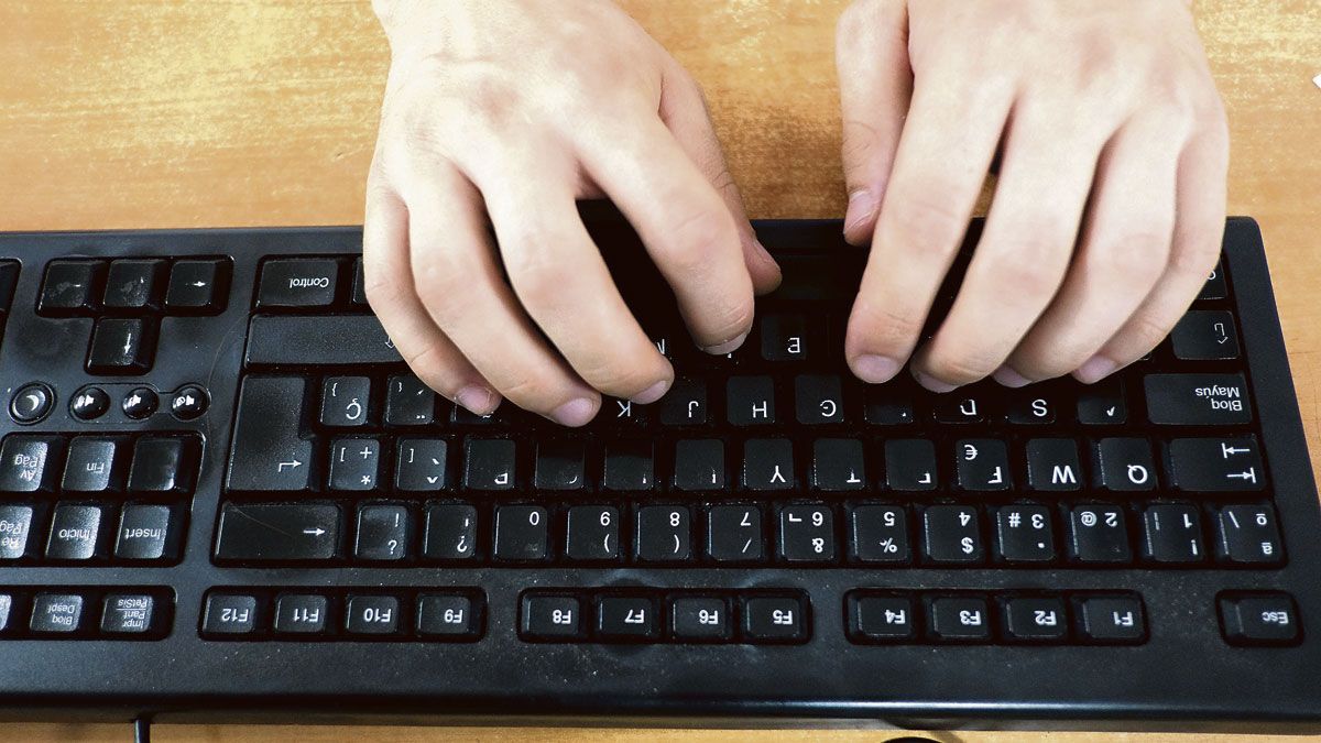 El Incibe advierte del peligro que supone teclear mal una dirección de internet porque puede llevar a una web maliciosa. | DANIEL MARTÍN