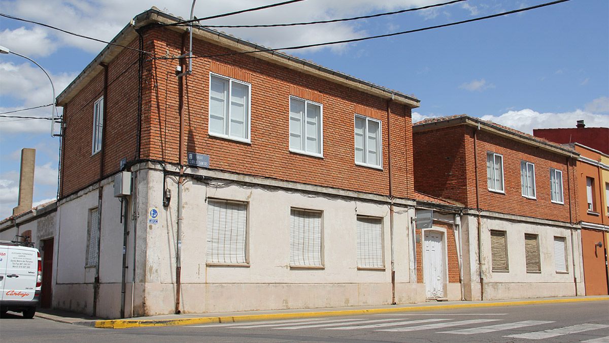 Las antiguas viviendas de los maestros de Santa María del Páramo han sido objeto de rehabilitación. | T.G.