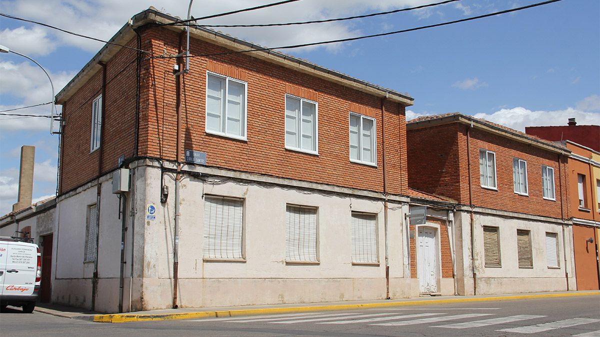Las antiguas viviendas de los maestros de Santa María del Páramo han sido objeto de rehabilitación. | T.G. Las antiguas viviendas de los maestros de Santa María del Páramo han sido objeto de rehabilitación. | T.G.