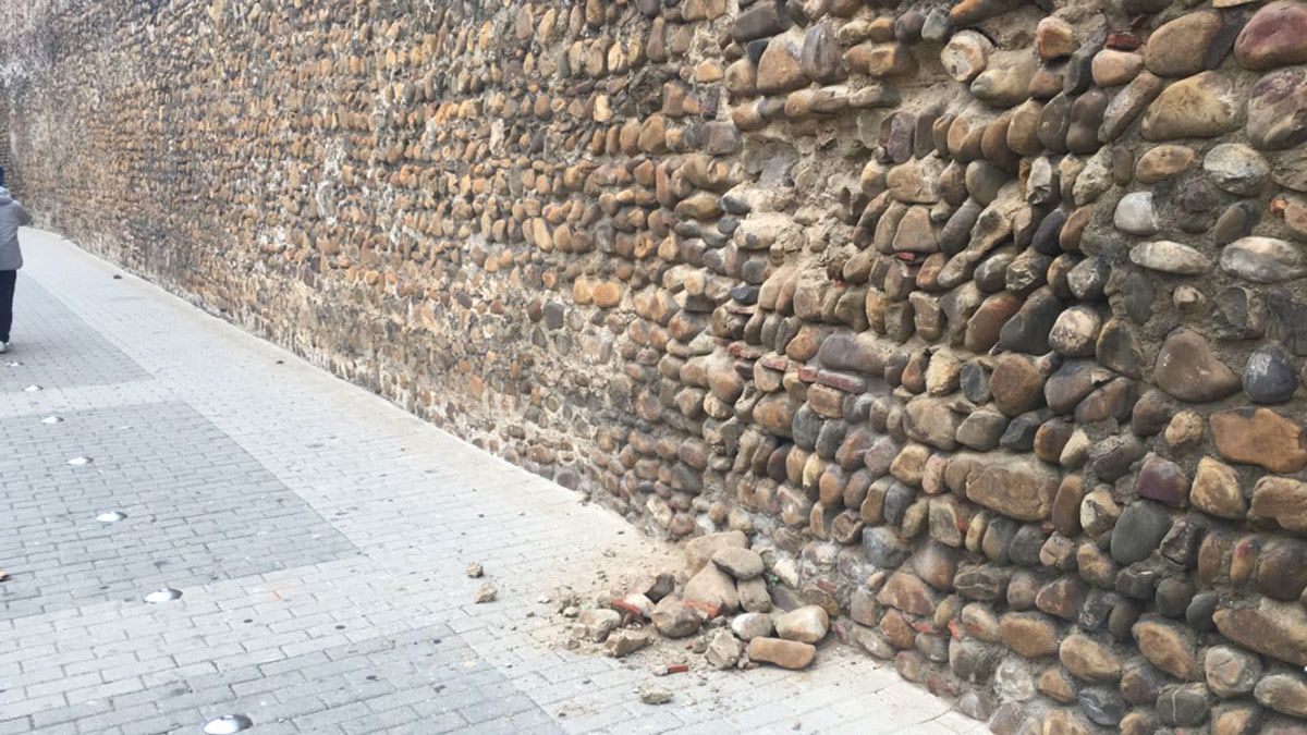 Imagen de un desprendimiento surgido el año pasado en la muralla.