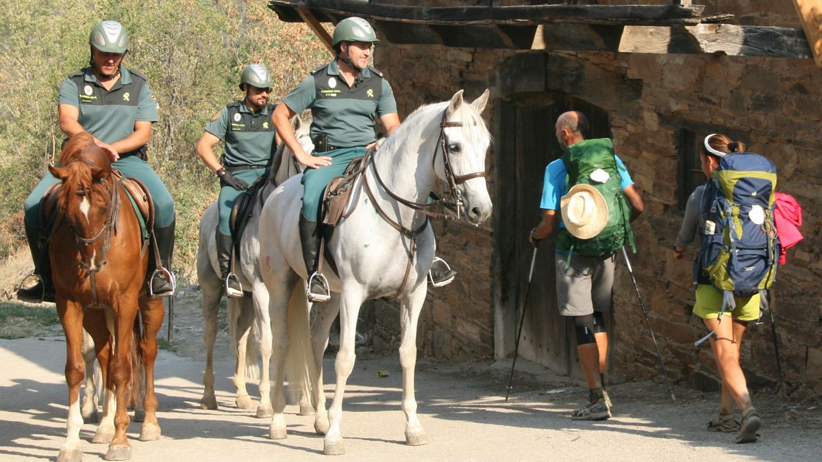 La Guardia Civil a caballo atendió a la mujer en la pedanía.