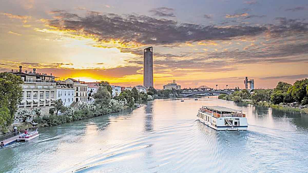 Un crucero por el Guadalquivir en la capital hispalense es una de las miles de propuestas de Renfe Viajes. | L.N.C.