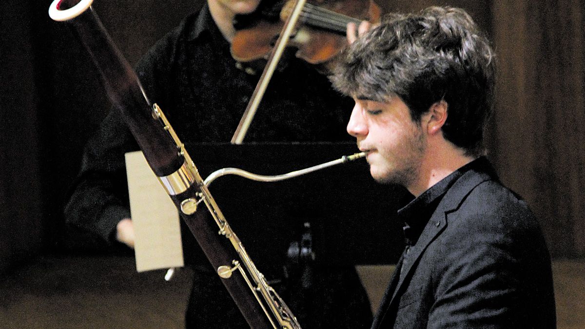 Alberto Amando Martínez en un concierto con su instrumento.