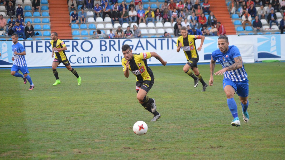 Ríos Reina, durante el partido ante el Rápido de Bouzas. | A. CARDENAL
