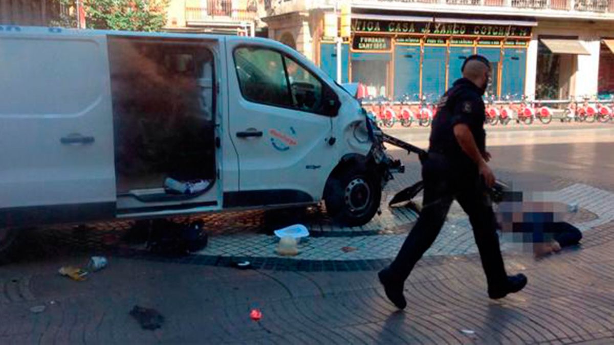 Furgoneta utilizada en el atentado de Barcelona. | ABC.es