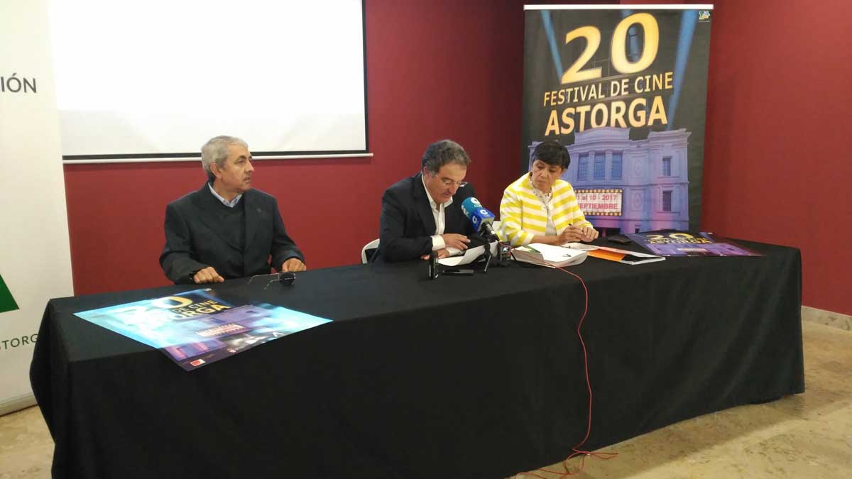 El director del festival (i), el alcalde de Astorga y la concejala de Cultura en la presentación del certamen. | P.F.