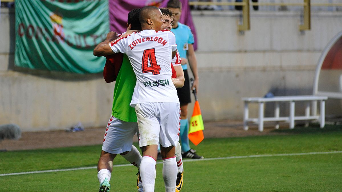 Zuiverloon celebra el gol del triunfo frente al Osasuna. | DANIEL MARTIN Zuiverloon celebra el gol del triunfo frente al Osasuna. | DANIEL MARTIN
