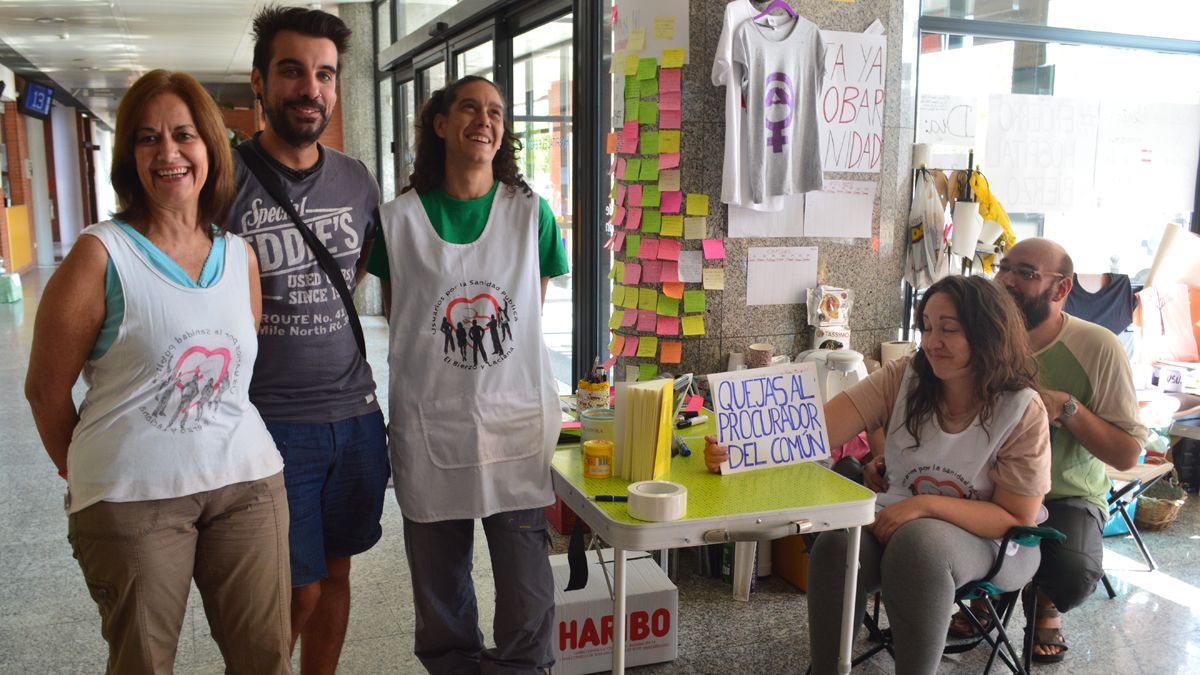 Los manifestantes siguen pidiendo una entrevista con el consejero de Sanidad. | MAR IGLESIAS