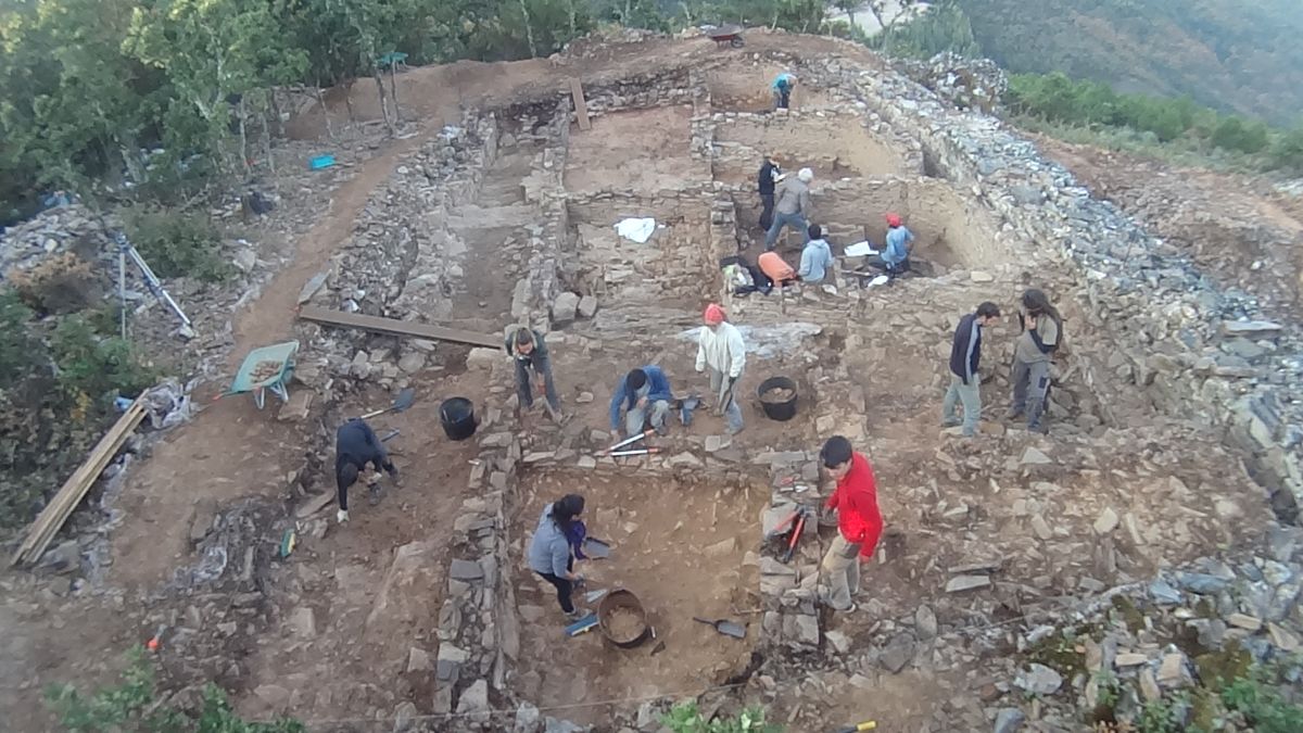 Trabajos del campo de arqueología clausurado en la Peña del Hombre, Paradela de Muces. | FUNDACIÓN LAS MÉDULAS