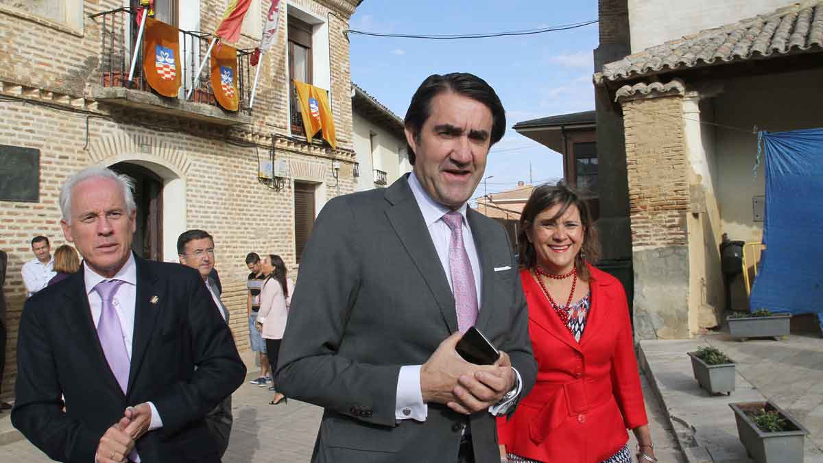 En primer término, el consejero Juan Carlos Suárez-Quiñones. | ICAL