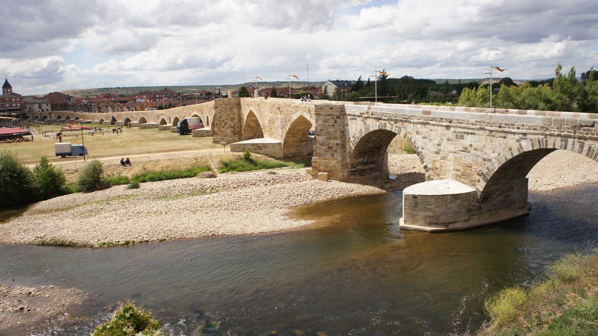 Imagen panorámica del gran puente que atraviesa el río Órbigo en Hospital, uno de los más reconocidos del Camino de Santiago. | LUIS SOLERA SELVI