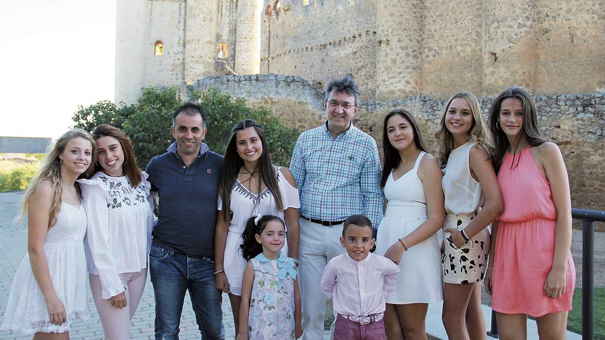 Reina, damas y pajes infantiles de las fiestas de Valencia de Don Juan junto a Juan Carlos Lombao, concejal del área, y el alcalde, Martínez Majo.