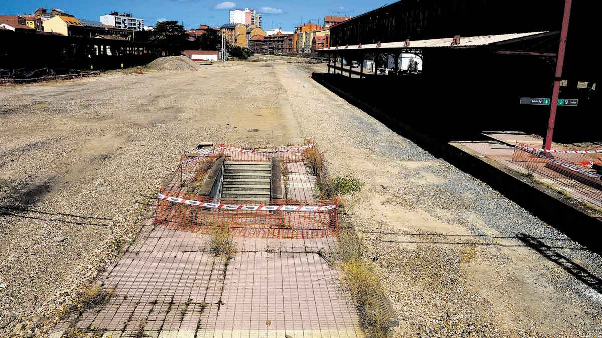 Tras más de un año de trabajos previos, Adif iniciará el lunes los trabajos para el soterramiento de la línea del AVE a su paso por León. | DANIEL MARTÍN