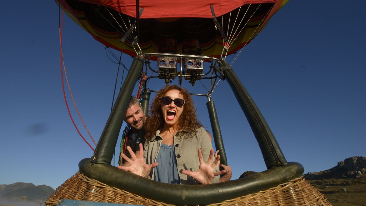 Rosario Granell, a punto de iniciar el vuelo en globo en Babia, con el piloto. | MAURICIO PEÑA