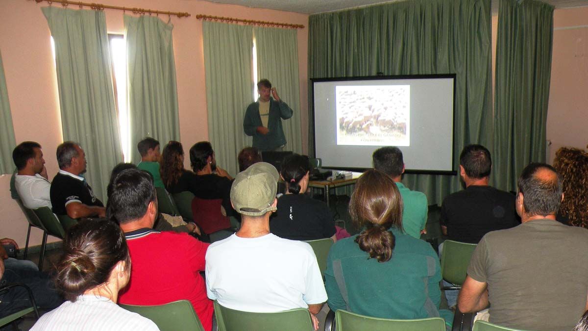 Un momento de la charla sobre el manejo de perros mastín. | E. NIÑO