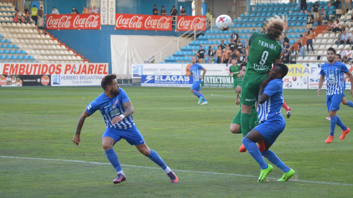 Yac trata de evitar que un jugador del Racing de Ferrol gane un balón aéreo. | A. CARDENAL