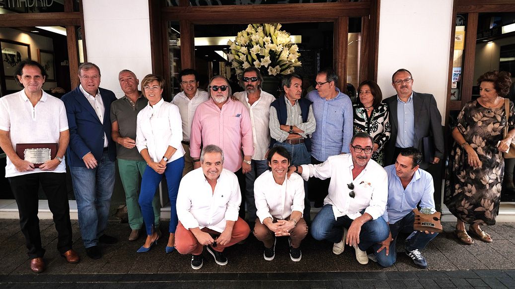Los premiados junto al jurado del certamen, los patrocinadores y el alcalde de León a las puertas del Camarote Madrid. | DANIEL MARTÍN