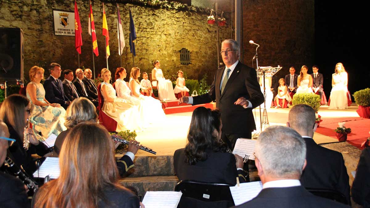 El pregonero y director de la Banda de Música junto a la reina y a las damas de estas fiestas en el acto de este sábado. | L.N.C. El pregonero y director de la Banda de Música junto a la reina y a las damas de estas fiestas en el acto de este sábado. | L.N.C.
