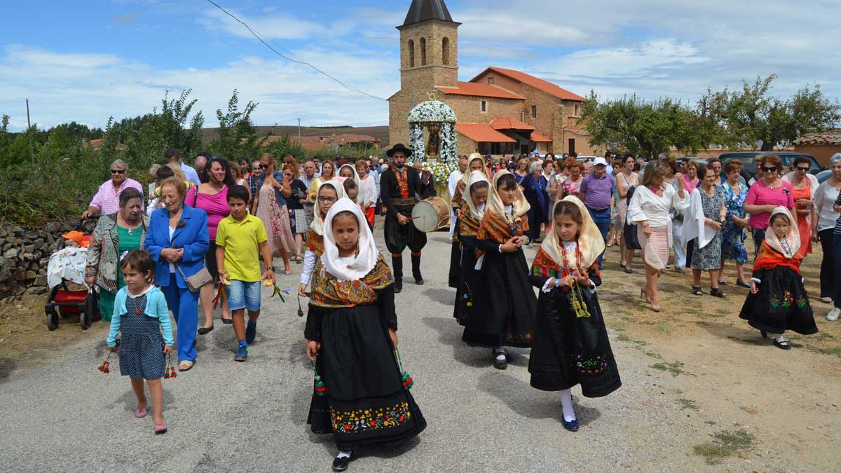 Un momento de la procesión de la Virgen de la Carballeda del Val en el San Lorenzo. | P.F.