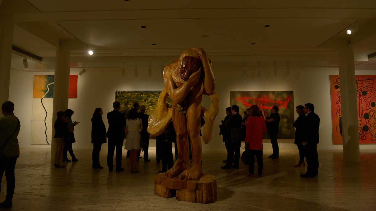 Un grupo de visitantes atiende a la explicación de una de las exposiciones temporales organizadas en el Museo de León. | MAURICIO PEÑA