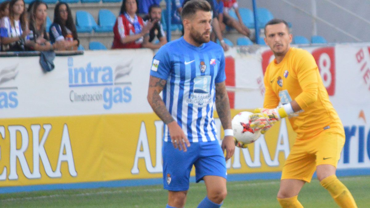 Jon García adelantó a la Deportiva y Dinu salvó a los blanquiazules en la segunda parte.