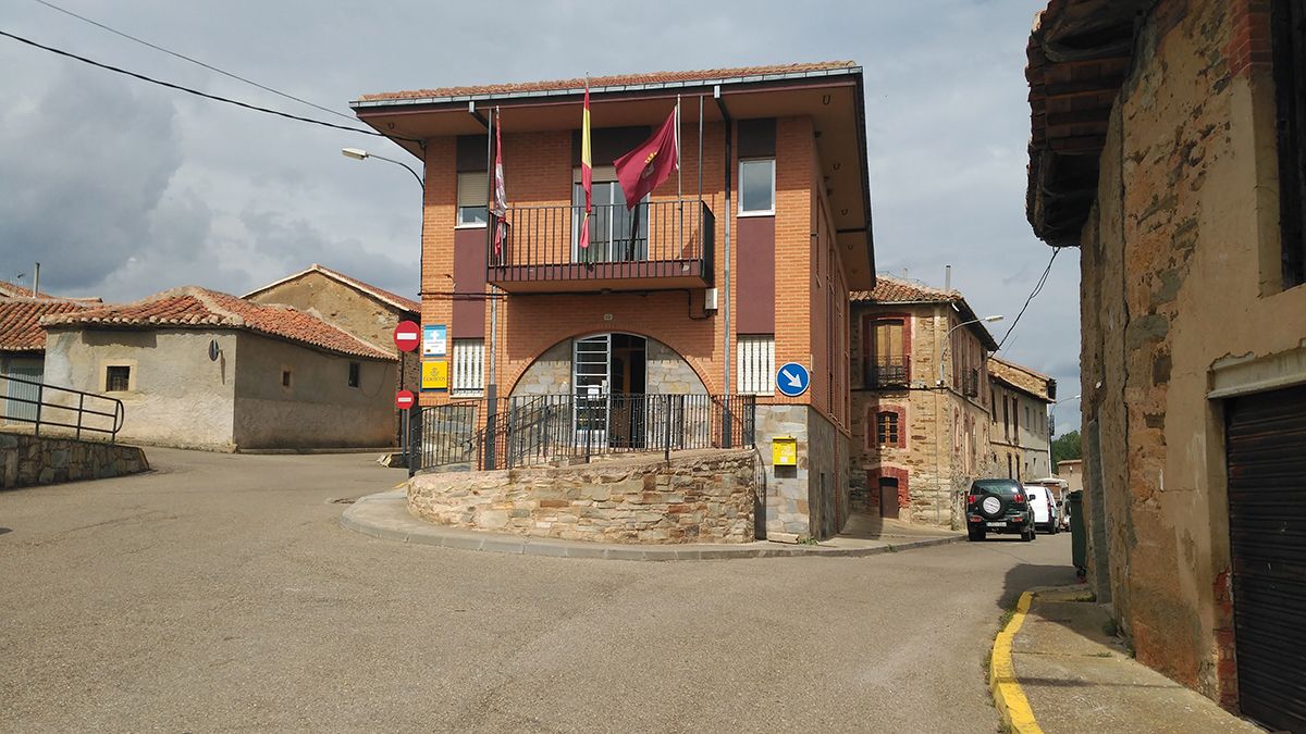 Imagen de la fachada del Ayuntamiento del Val de San Lorenzo. | P.F.