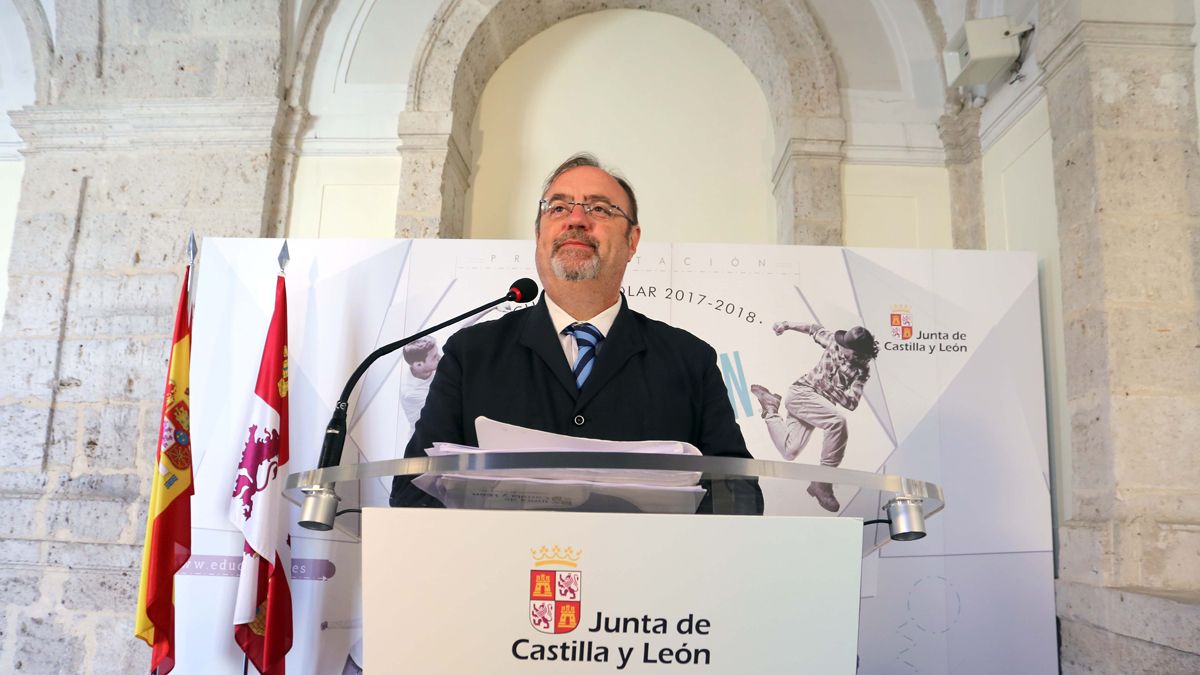 El consejero de Educación, Fernando Rey, este lunes durante la presentación del curso 2017/2018. | MIRIAM CHACÓN (ICAL)