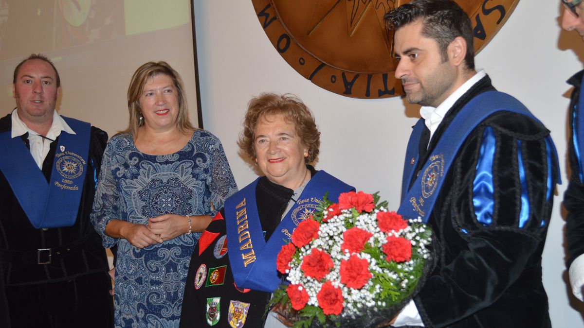 Yolanda Ordás recogiendo los 'clavelitos' con los que le nombró madrina la tuna.| M.I.