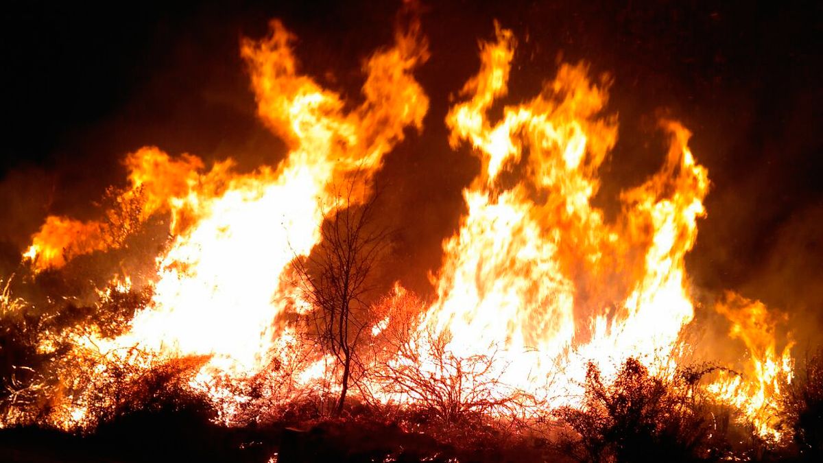 Las llamas nocturnas alertaron al pueblo de Yeres que temía que cruzaran la pista que le une a Médulas.| A.M.