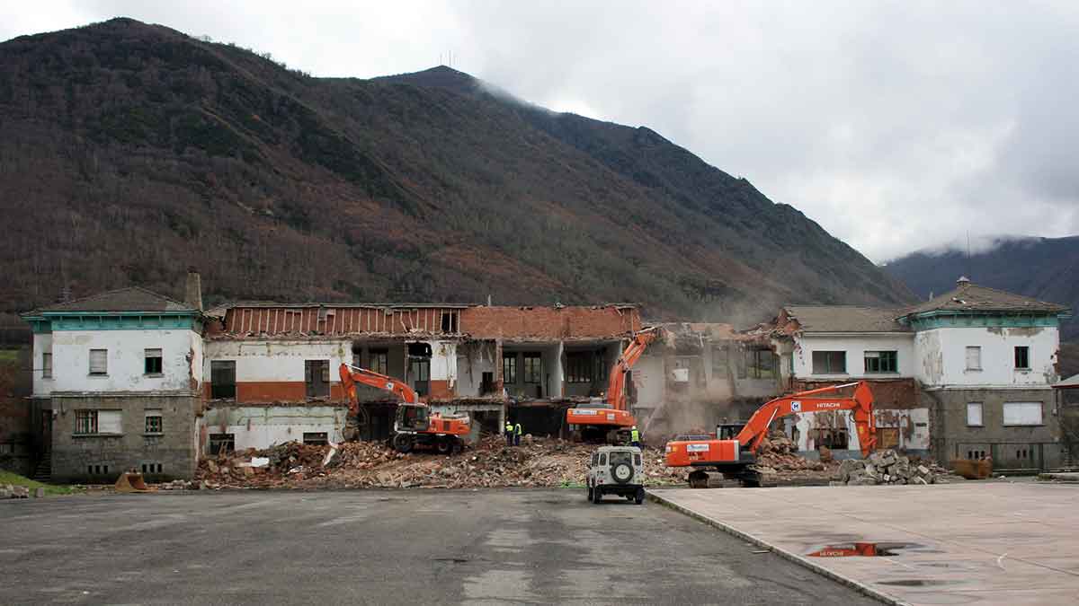 Imagen de la demolición de las antiguas escuelas, en 2011. | LACIANA AVANZA