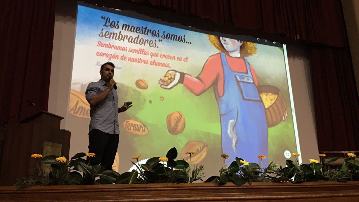 El profesor leonés Manu Velasco, durante su ponencia en Argentina.