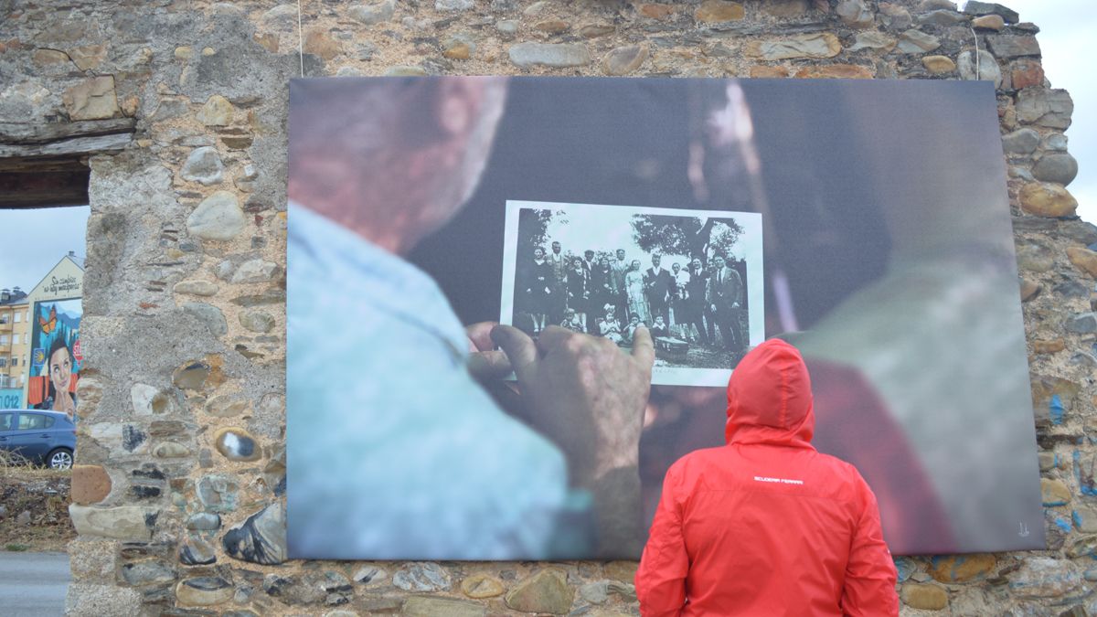 Una de las imágenes tomada por Robés que se expuso en el Día del desaparecido en el antiguo cementerio de Ponferrada.| M.I.