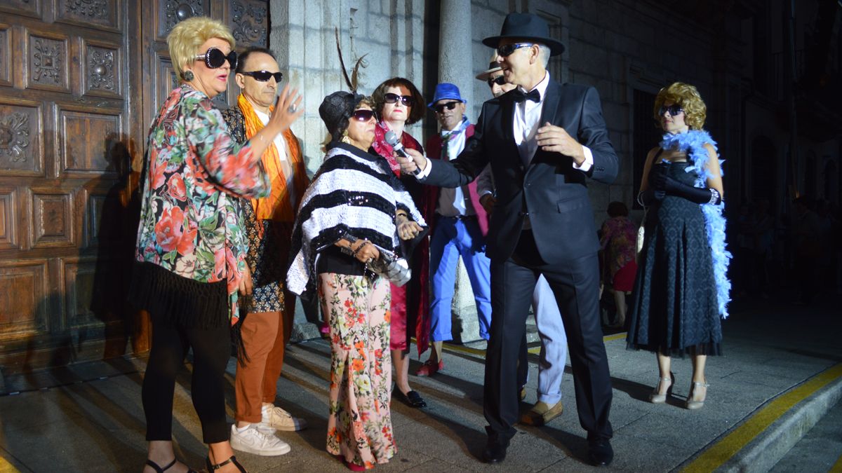 Los actores de Conde Gatón iniciaron su pregón abriendo las puertas del Ayuntamiento. | MAR IGLESIAS